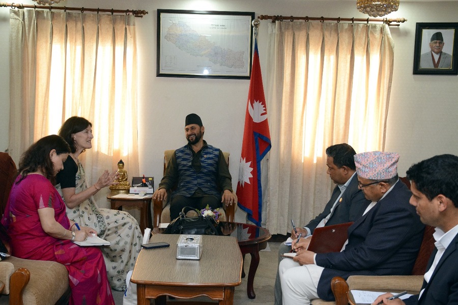 उपप्रधानमन्त्री लामिछाने र विश्व बैङ्कका देशीय निर्देशक बीच शिष्टाचार भेट   